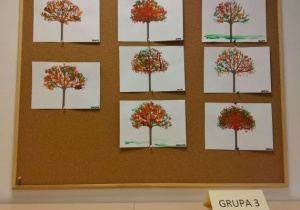8 prac dzieci przedstawiających jesienne drzewa - liście zostały namalowane patyczkami higienicznymi